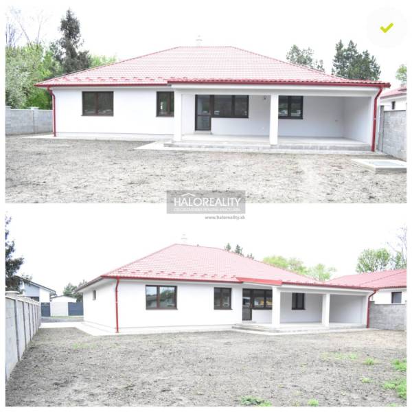 Ein Einfamilienhaus in Závod mit rotem Dach, geräumigem Hof und überdachter Terrasse.