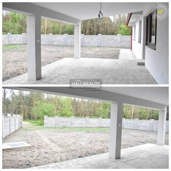 Die Terrasse des Einfamilienhauses in Závod mit Blick auf das eingezäunte Grundstück und das Grün.