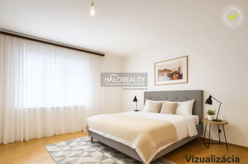 Helles Schlafzimmer mit Doppelbett, Nachttisch und Vorhängen in einem Einfamilienhaus.