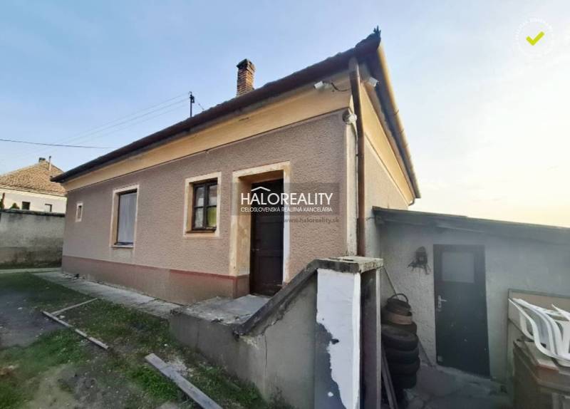 Ein Einfamilienhaus in Dvory nad Žitavou mit verputzter Fassade, Außentreppen und Hof.