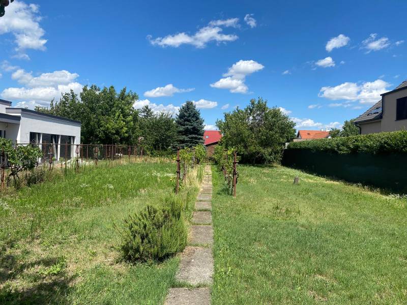 Grundstück für Wohnzwecke in der Nezvalova-Straße in Bratislava - Podunajské Biskupice, umgeben von Grünflächen.