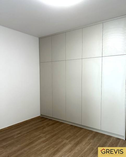 In der 4-Zimmer-Wohnung gibt es einen Einbauschrank und einen Boden mit Holzdekor.