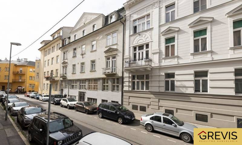 Gunduličova Straße in Bratislava - Altstadt mit geparkten Autos und historischen Gebäuden.