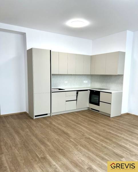 Küche in einer 4-Zimmer-Wohnung mit Holzboden und heller Küchenzeile.