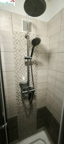 Duschkabine mit modernen Fliesen in einer 3-Zimmer-Wohnung.