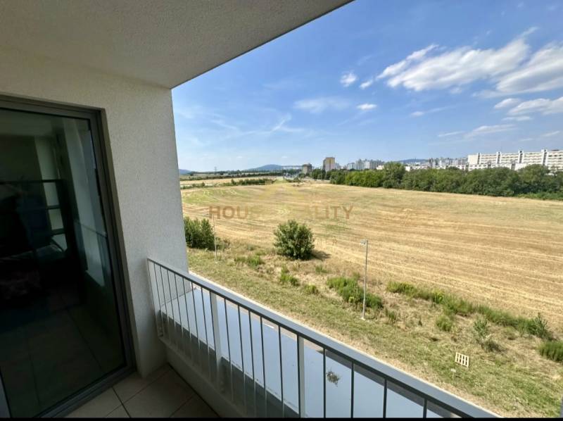 Blick vom Balkon auf die Felder und die Stadt in Bratislava in der Labutia-Straße, Petržalka.