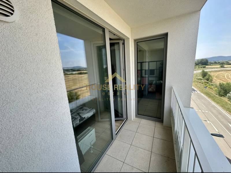 Balkon aus einer 2-Zimmer-Wohnung mit Blick auf die Labutia-Straße in Bratislava - Petržalka.