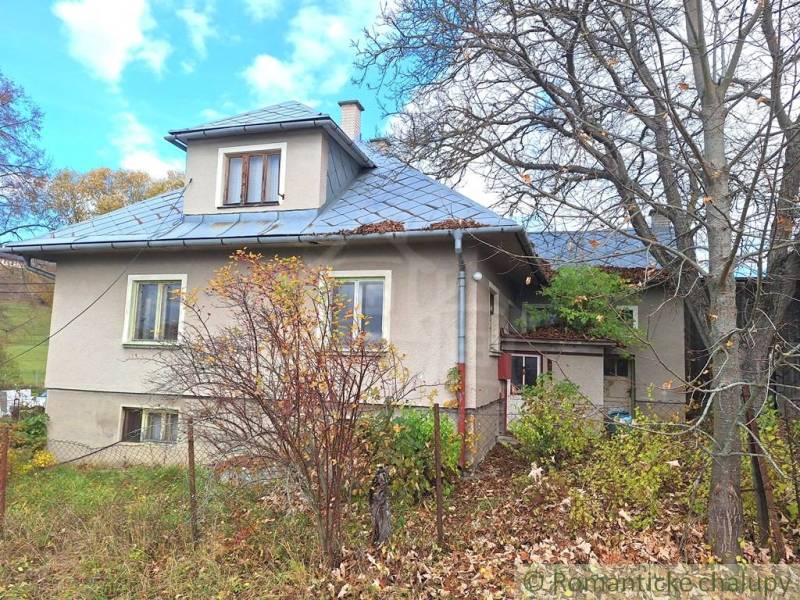 Ein Einfamilienhaus in Liptovské Beharovce, mit einem Blechdach und umgebendem Grün.
