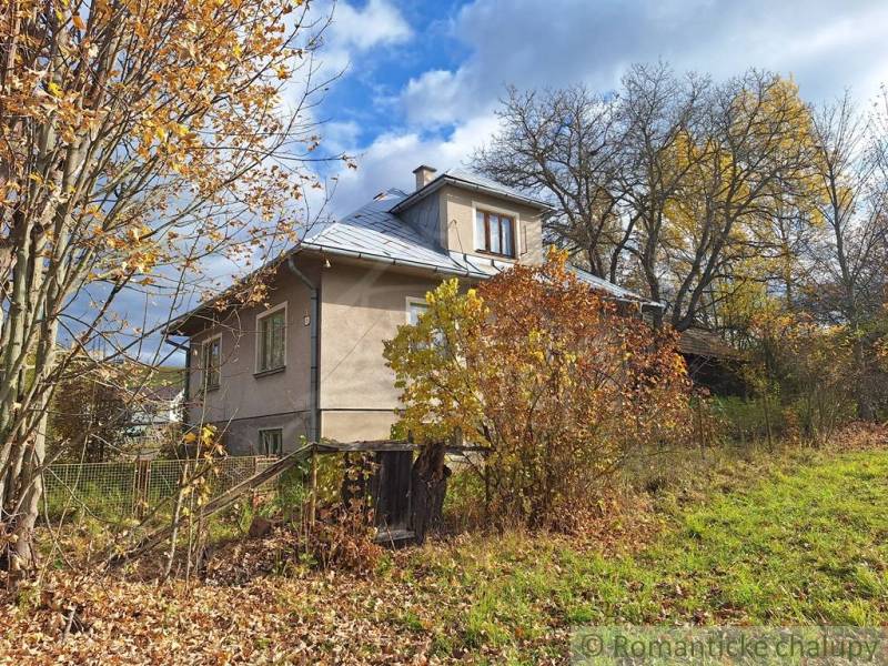 Ein Einfamilienhaus in Liptovské Beharovce, umgeben von bunten Herbstbäumen und Sträuchern.