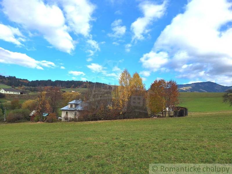 Ein Einfamilienhaus in Liptovské Beharovce, umgeben von herbstlicher Natur und Wiesen.
