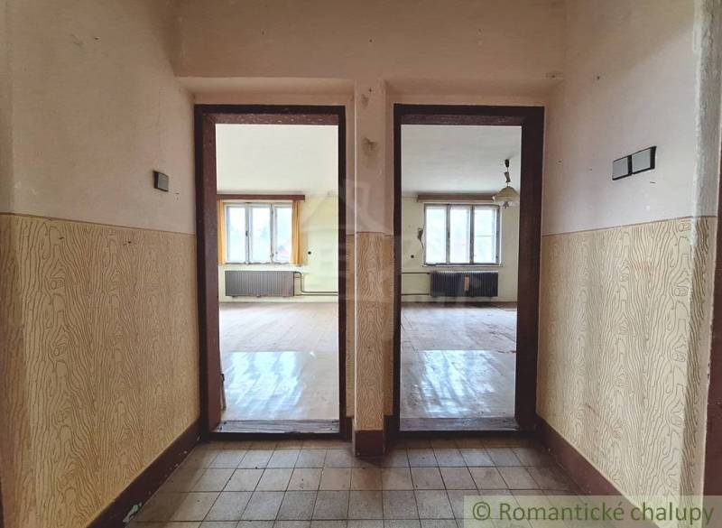 Innenraum eines Einfamilienhauses mit Holzboden-Dekor und zwei Zimmern.