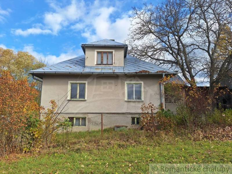 Das Einfamilienhaus in Liptovské Beharovce ist im Herbst von Bäumen und Sträuchern umgeben.
