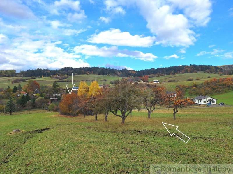 Herbst in Liptovské Beharovce mit Einfamilienhäusern zwischen Bäumen und einer farbenfrohen Landschaft.