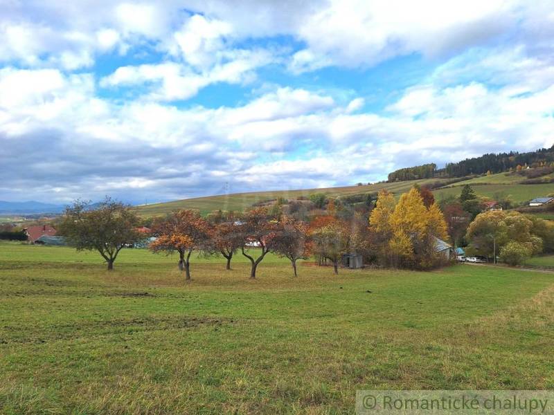 Bunte Herbstlandschaft bei einem Einfamilienhaus in Liptovské Beharovce mit Obstbäumen.