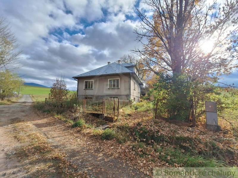 Ein Familienhaus in Liptovské Beharovce, umgeben von Natur, Herbstlaub, Himmel mit Wolken.