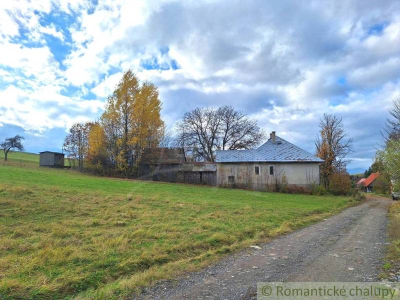 Ein Einfamilienhaus in Liptovské Beharovce mit einem Schilfdach, umgeben von Natur und im ländlichen Stil.