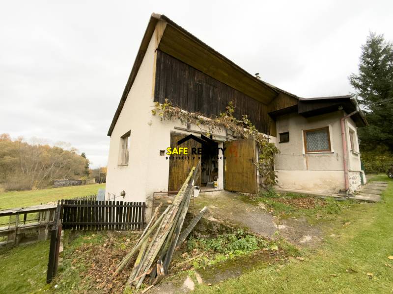 Ein Einfamilienhaus in Sklené in der Sklené Straße mit einem Rasenstück.