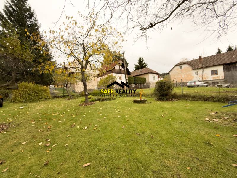 Der Garten beim Einfamilienhaus in Sklené in der Straße Sklené mit Obstbäumen.