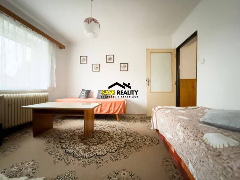 Wohnzimmer in einem Einfamilienhaus mit zwei Sofas und einem Tisch auf dem Teppich.