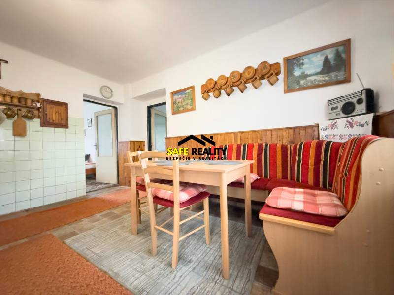 Esszimmer eines Einfamilienhauses mit Eckbank, Holzdekor und dekorativen Bildern an der Wand.