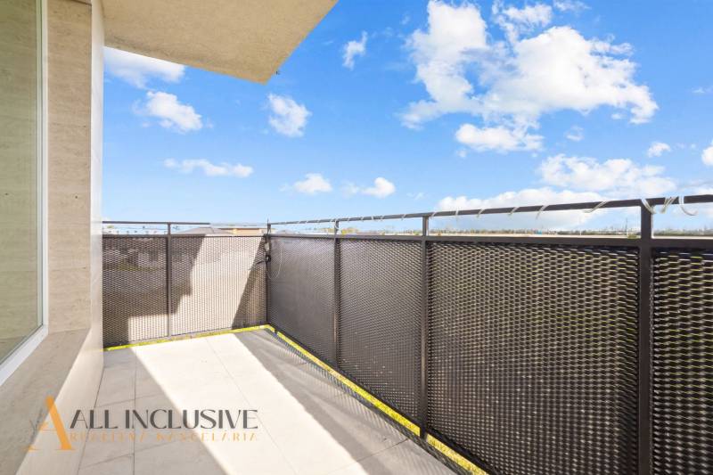 Balkon mit Aussicht in einer Zweizimmerwohnung im Panónsky háj in Dunajská Streda.