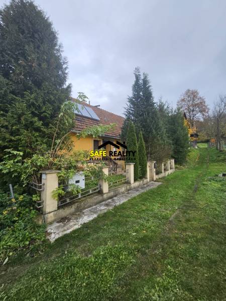 Ein Einfamilienhaus in der Sapietova-Straße in Gbeľany, umgeben von Grün und einem Zaun.