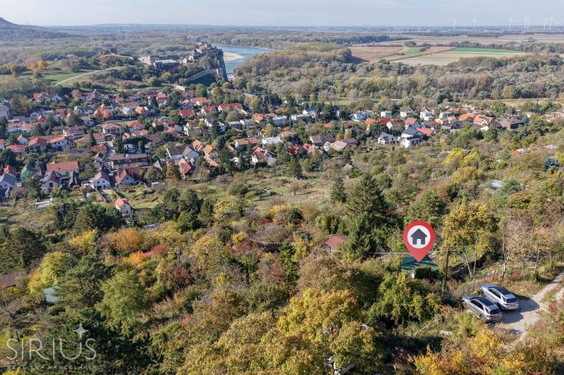 Luftaufnahme der Gärten in Bratislava - Devín auf der Spätna cesta mit der Burg im Hintergrund.
