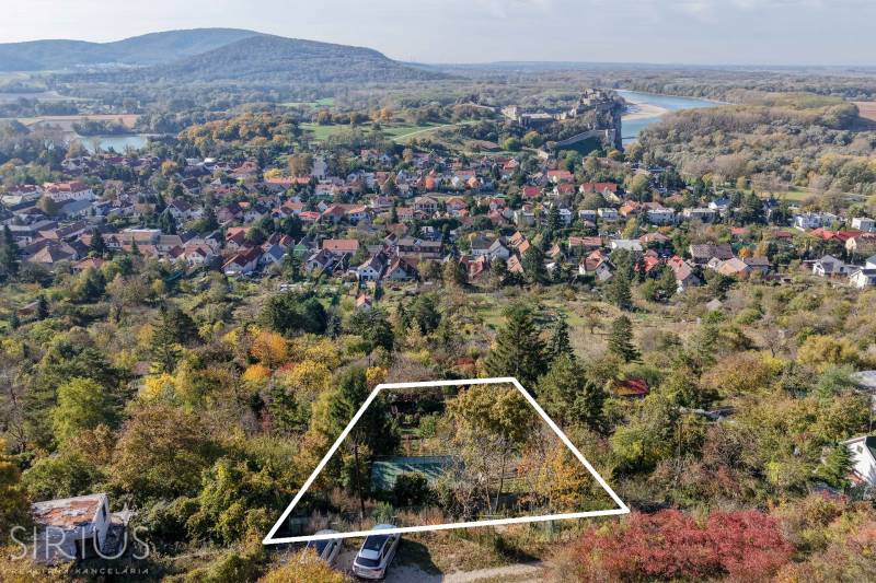 Luftaufnahme der Gärten in Bratislava - Devín auf der Spätna cesta mit sichtbarer Burg.