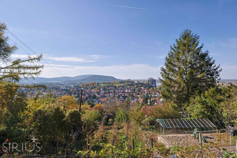 Blick auf die Burg Devín und die Alte Burg von den Gärten in Bratislava auf dem Rückweg.