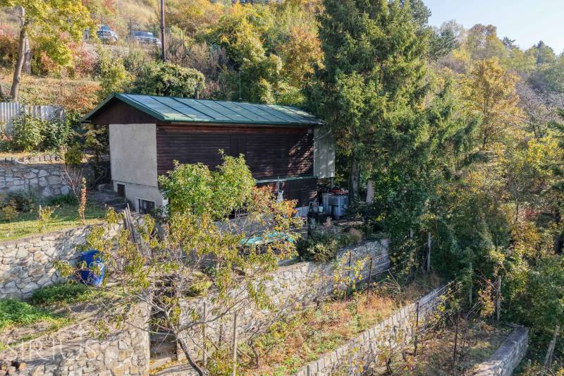 Gärten am Spätnej Weg in Devín, Bratislava, umgeben von Grün und Steinterrassen.