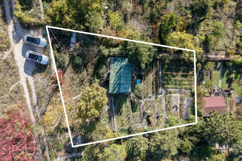 Luftaufnahme der Gärten in Bratislava - Devín, Spätná cesta, umgeben von Bäumen.