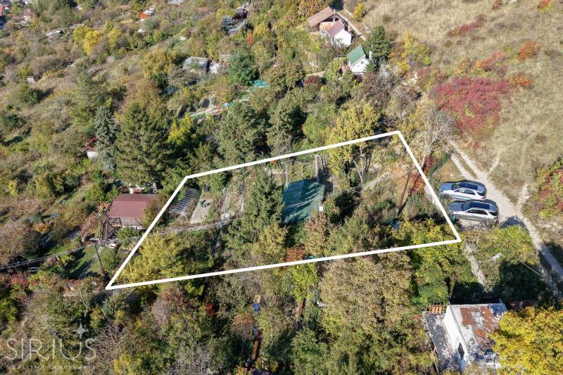 Gärten in Bratislava - Devín auf der Spätna cesta, umgeben von Bäumen und Grün.