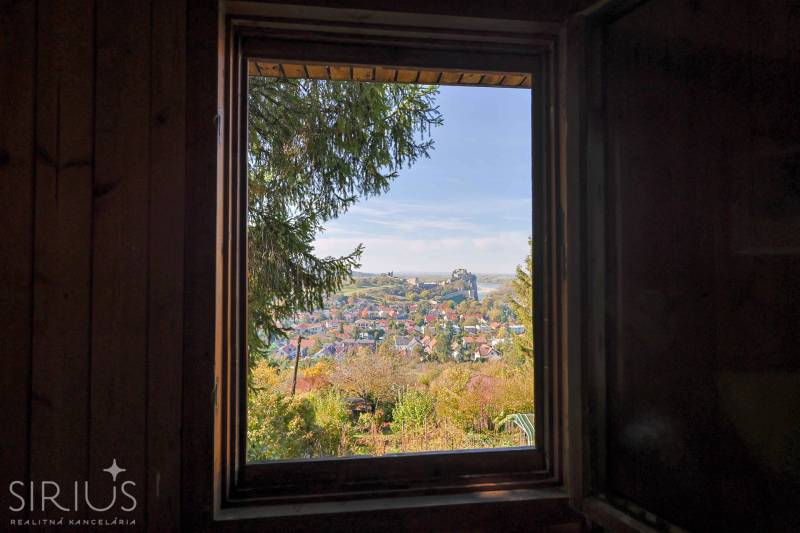 Blick aus dem Fenster auf die Burg Devín, Teil von Bratislava - Devín, Rückweg, Gärten.