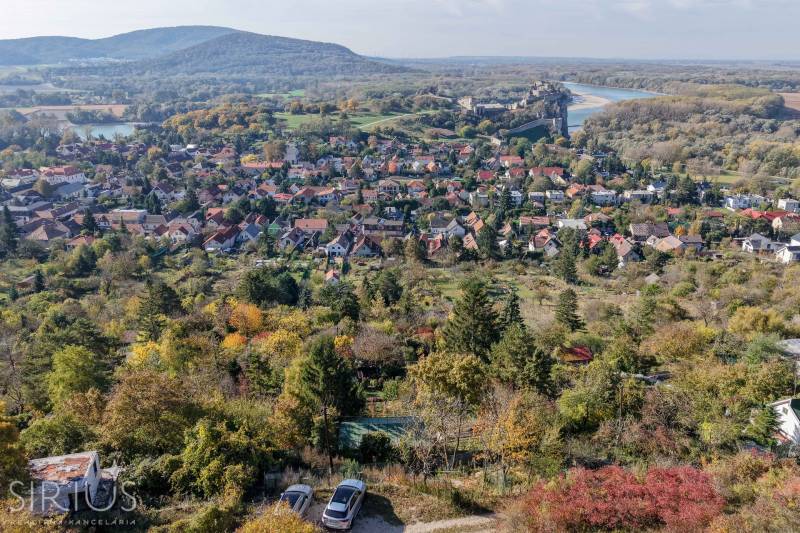 Der Blick von Devín über die Rückreise bietet die Schönheit ländlicher Gärten und einer Burg am Horizont.