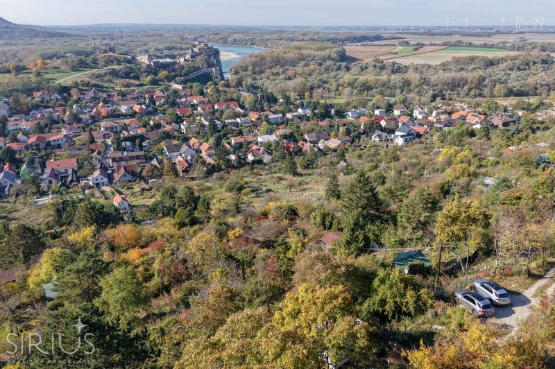 Blick auf die Gärten in Bratislava - Devín auf der Spätná cesta mit der Burg Devín.