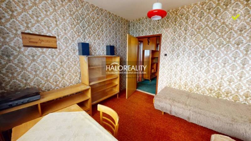 Innenraum einer 3-Zimmer-Wohnung mit Retro-Tapeten, Möbeln und einer roten Lampe.