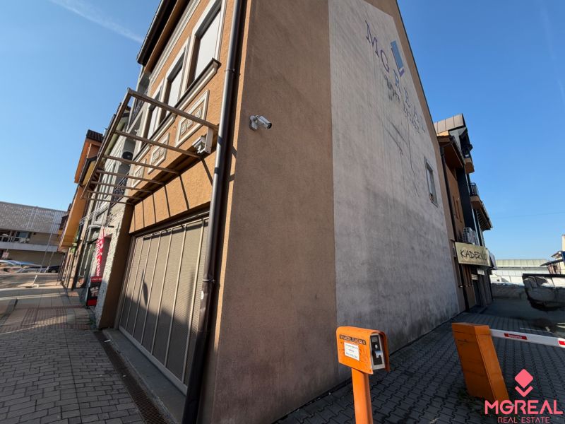 Gebäude in der Škultétyho-Straße in Topoľčany, mit Zugang zum Parkplatz.