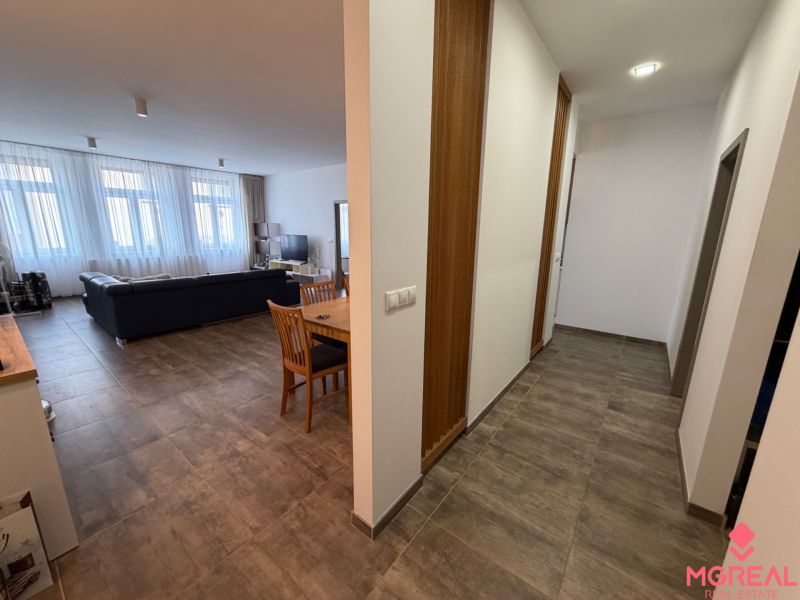 Innenraum einer 2-Zimmer-Wohnung mit geräumigem Wohnzimmer und Holzboden.