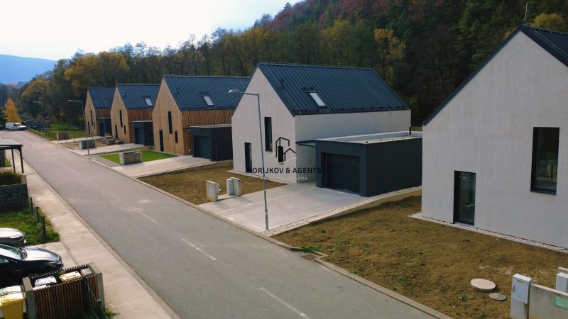 Neue Einfamilienhäuser in der Straße Pod Drieňovou in Kamenica nad Cirochou mit minimalistischem Design.