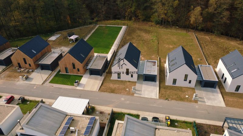 Reihenhäuser in der Straße Pod Drieňovou in Kamenica nad Cirochou, umgeben von Grünflächen.