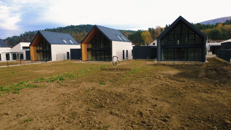 Einfamilienhäuser in der Straße Pod Drieňovou in Kamenica nad Cirochou, umgeben von Natur und Grün.