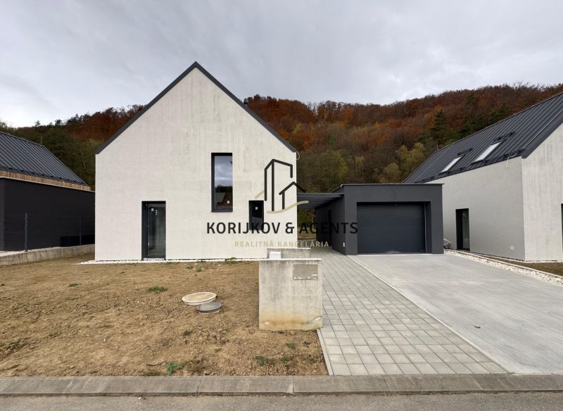 Einfamilienhaus in der Straße Pod Drieňovou in Kamenica nad Cirochou mit einer graphitfarbenen Dach.