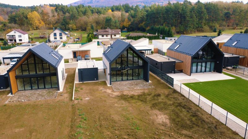 Einfamilienhäuser in der Straße Pod Drieňovou in Kamenica nad Cirochou, umgeben von Natur.