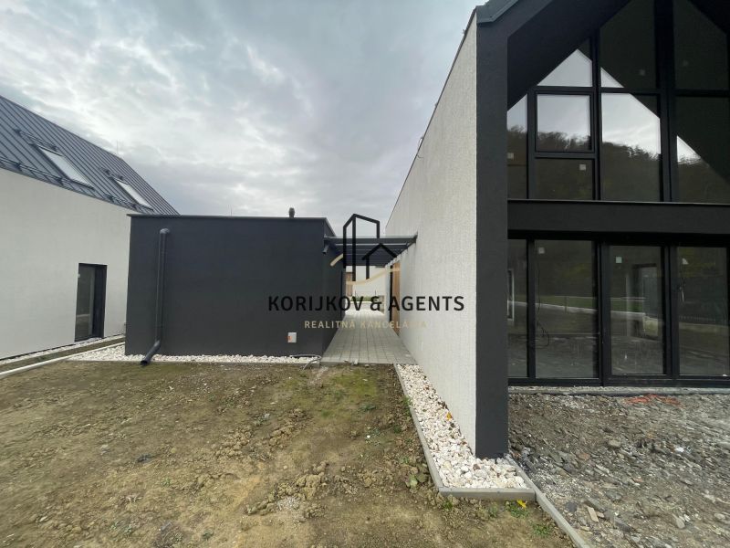 Einfamilienhaus auf Pod Drieňovou in Kamenica nad Cirochou mit verglasten Flächen und Kieswegen.
