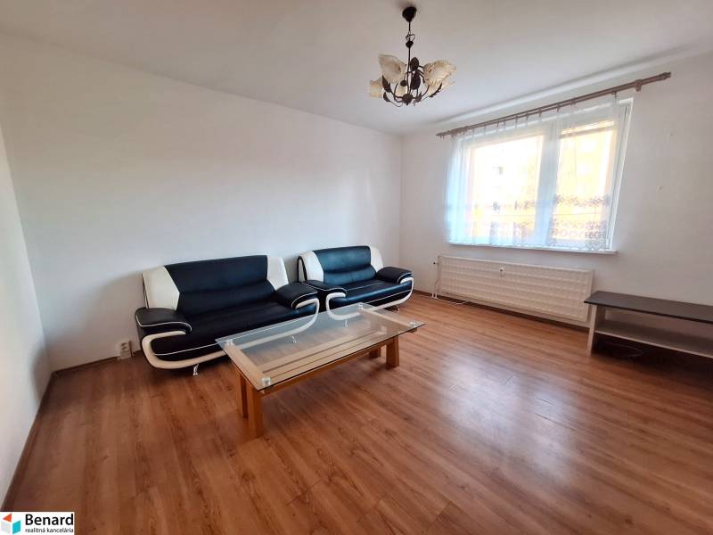 Wohnzimmer in einer 3-Zimmer-Wohnung mit Sofas, Couchtisch und Holzboden.