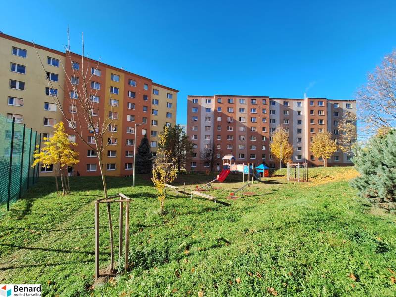 Mehrfamilienhaus mit Spielplatz in der Federátov-Straße in Prešov für eine 3-Zimmer-Wohnung.