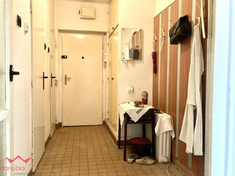 Eingangsflur in einer 3-Zimmer-Wohnung mit Wandgarderobe und Spiegel.