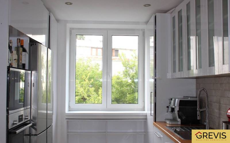 Küche in einer 3-Zimmer-Wohnung mit hellem Fenster und modernen Geräten.