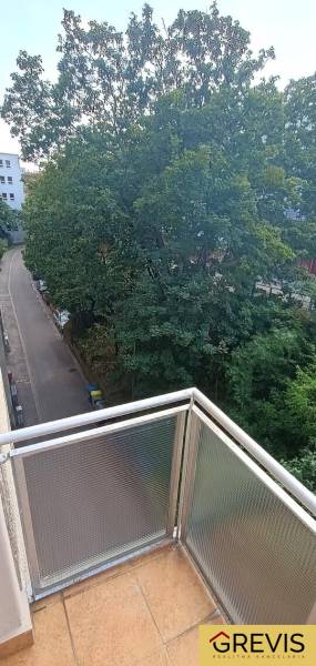 Ein Balkon in einer 3-Zimmer-Wohnung in der Sokoloska-Straße in Bratislava - Altstadt mit Blick auf Bäume.