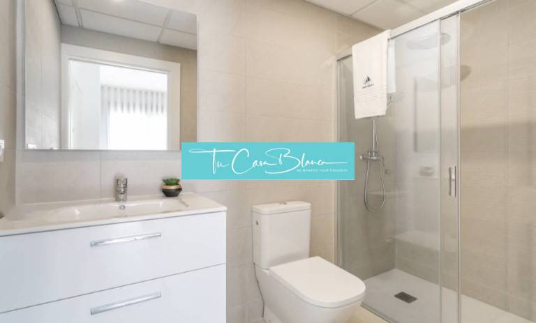 Badezimmer einer Ferienwohnung mit Toilette, Waschbecken und Dusche.